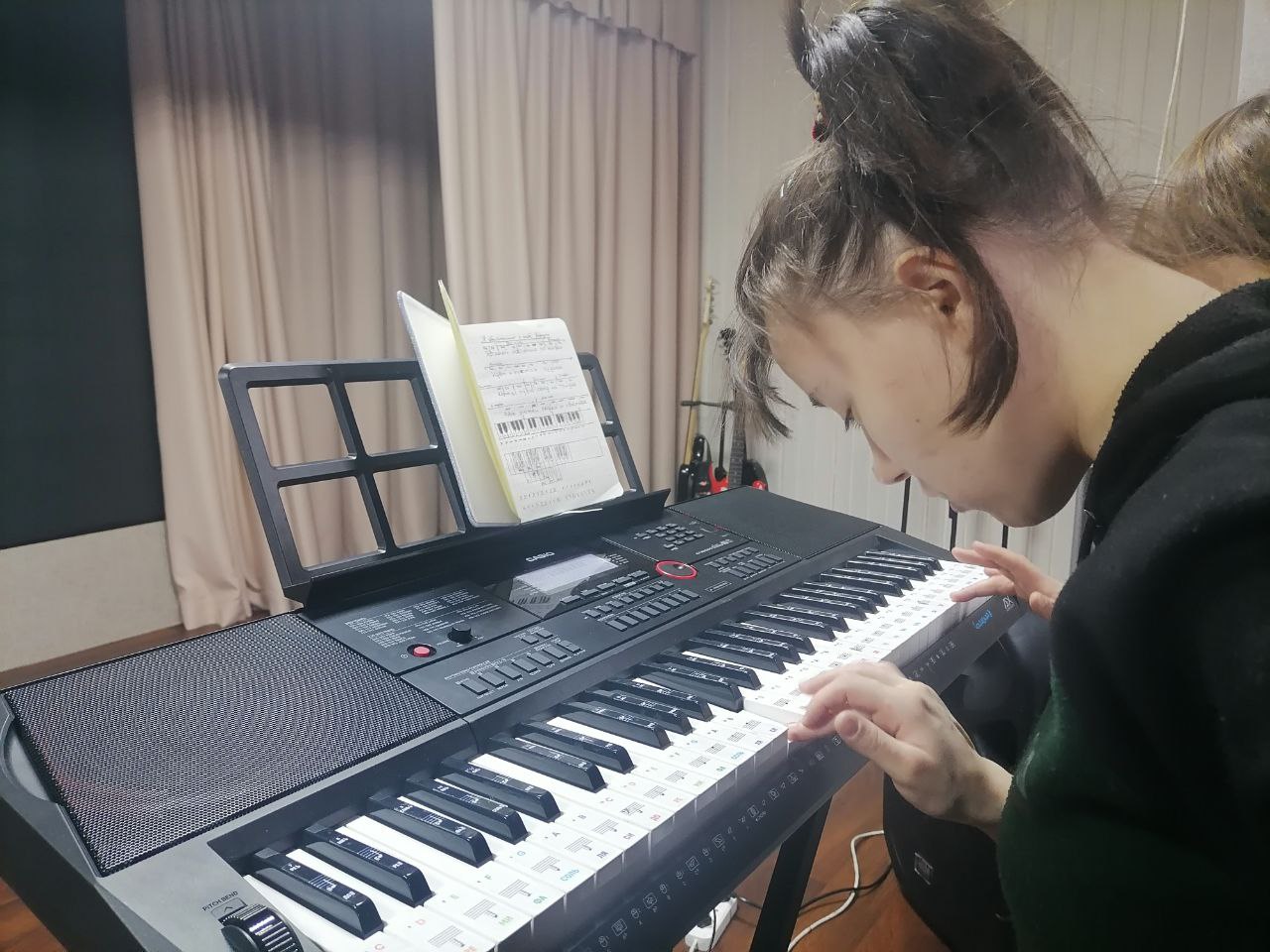 обучение игре на музыкальных инструментах